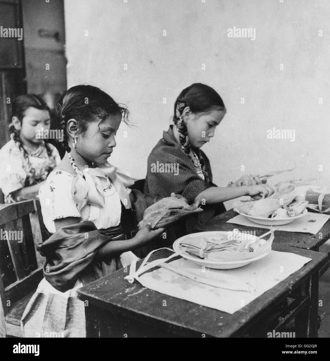 Mexikanische Mädchen vorbereiten Fisch Tamales. Bestandteil einer pädagogischen Ernährungsprogramm. 1955. Foto. Stockfoto