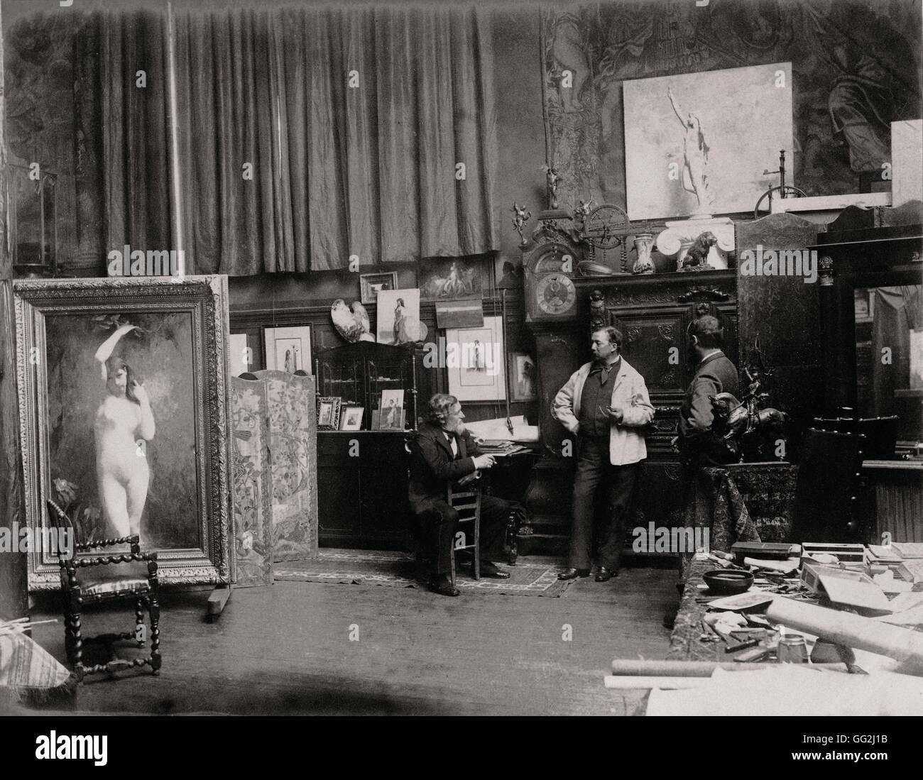 Französischer Maler Jules Lefebvre in seinem Atelier befindet 5 Rue De La Bruyère in Paris. Auf der linken Seite, das Gemälde "Undine", gemacht von Lefebvre, 1882 und an das Museum of Fine Arts in Budapest befinden. Foto von Edmond Bénard c.1882. Albumen print. Stockfoto