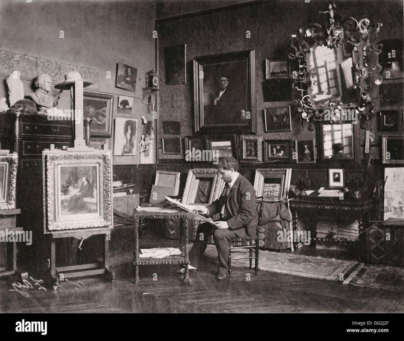 Französischer Maler Tony Robert-Fleury im Atelier Paris ca. 1885. An der Wand, das Porträt der Vater des Künstlers, gemalt von Léon Bonnat in 1865 und befindet sich am Musée d ' Orsay in Paris. Foto von Edmond Bénard. Albumen print. Stockfoto