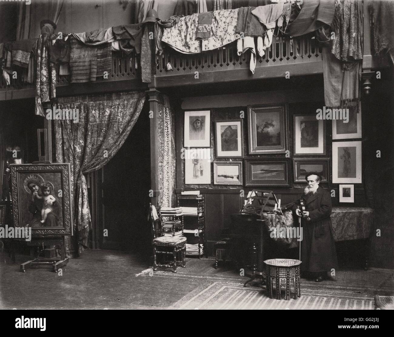 Französischer Maler Ernest Hébert in seinem Atelier in Paris. Foto von Edmond Bénard c.1885. Albumen print. Stockfoto