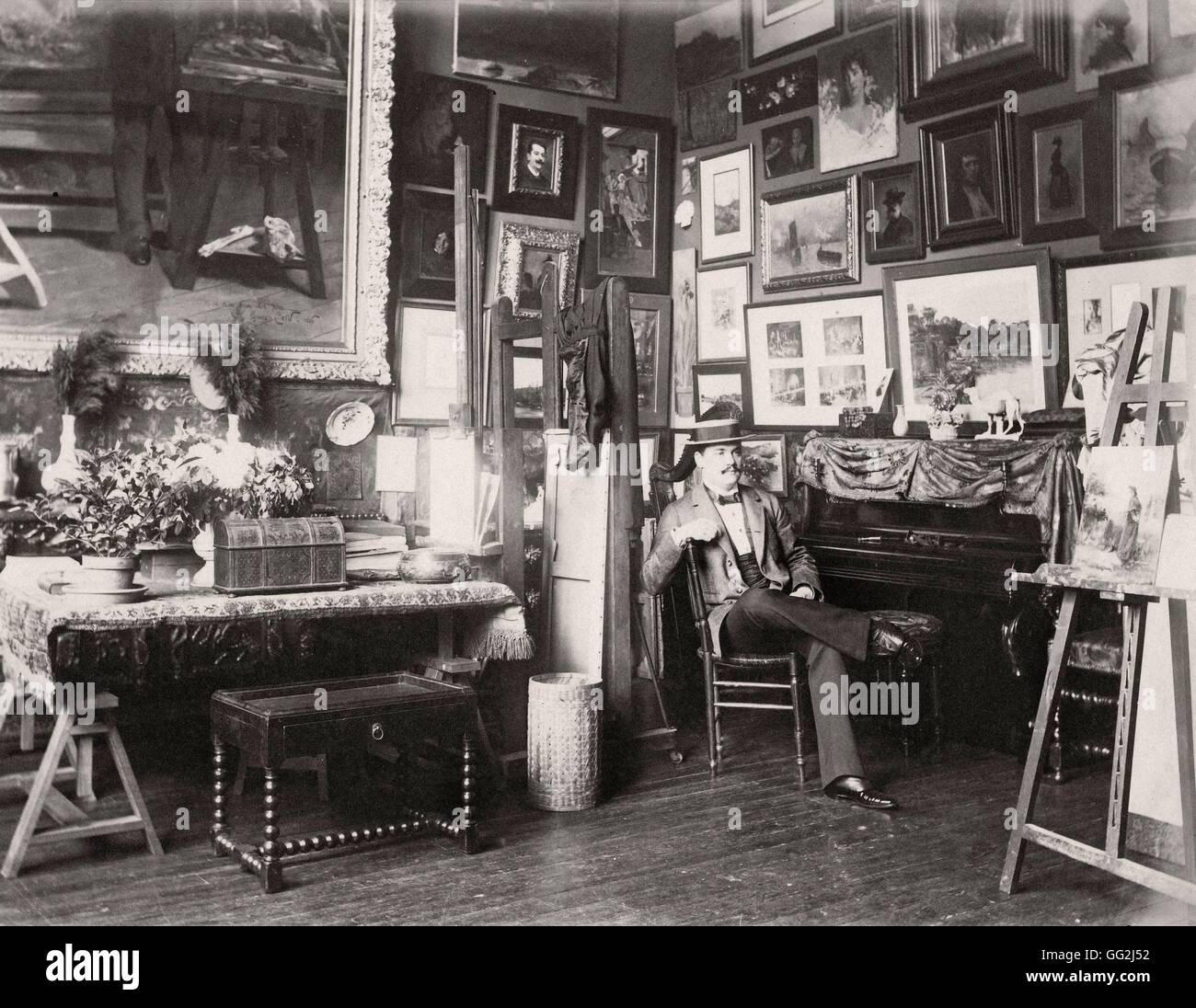 Französischer Maler und Autor Georges Kain in seinem Atelier in Paris. Foto von Edmond Bénard c.1887. Albumen print. Stockfoto