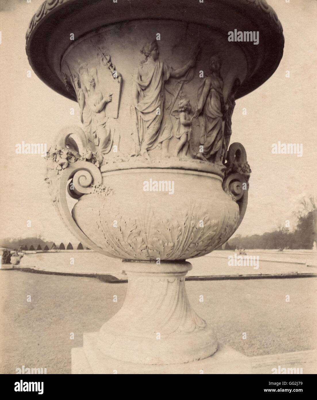 Eugène Atget Vase im Park von Versailles c.1900 Eiweiss drucken nach Glasplatte negativen Privatsammlung (21,9 x 18 cm) Stockfoto