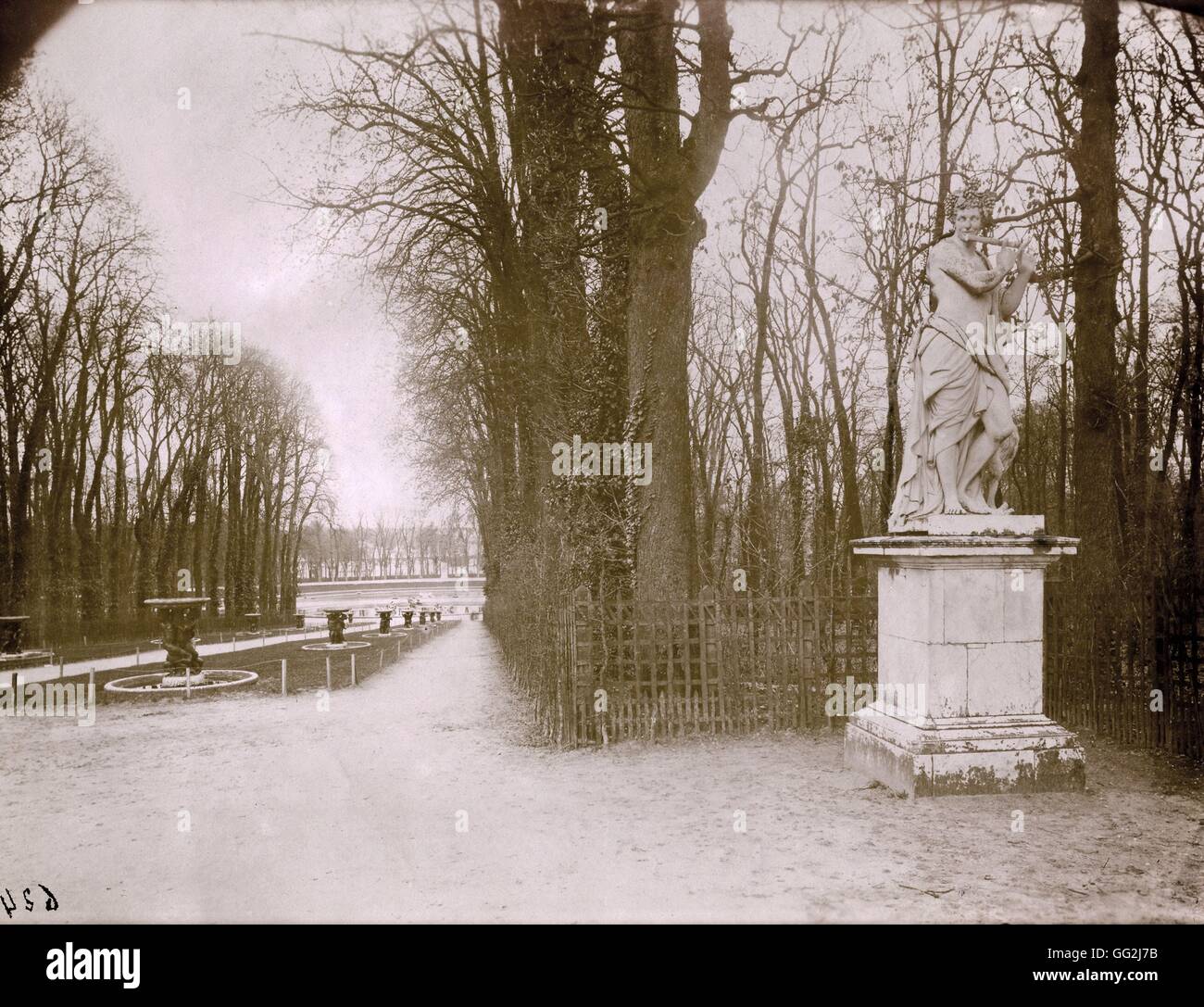 Eugène Atget die Allée d ' Eau im Park von Versailles c.1900 Eiweiss Druck nach Glasplatte negative Privatsammlung Stockfoto