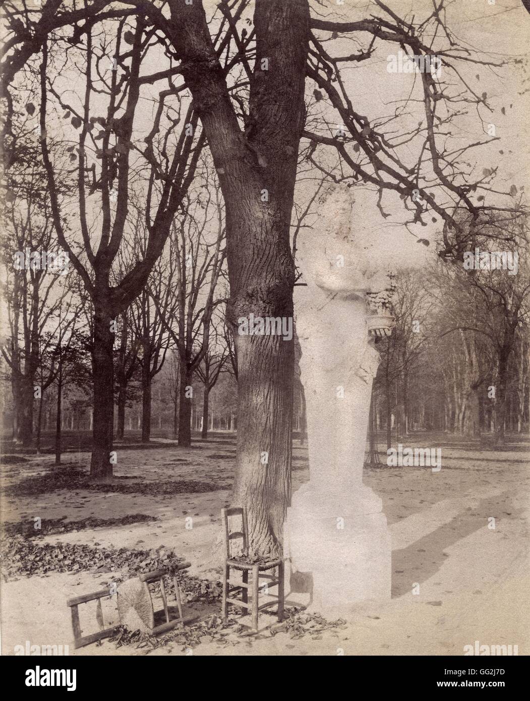 Eugène Atget Statue im Park von Versailles c.1900 Eiweiss drucken nach Glasplatte negativen Privatsammlung (21,9 x 17,8 cm) Stockfoto