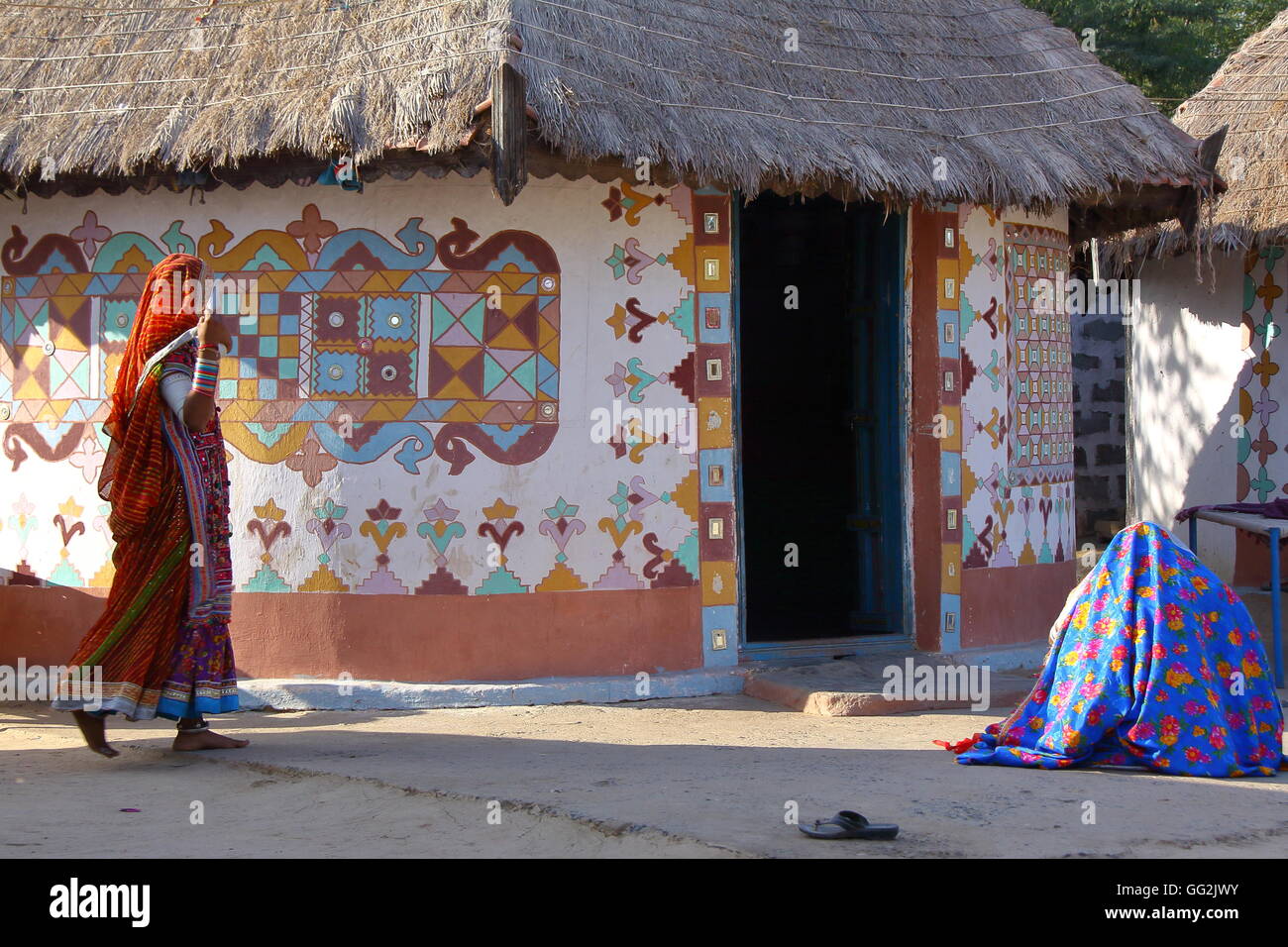 Stammes-Frauen vor ihrem Haus (Bhunga) in einem Dorf in der Nähe von Bhuj, Gujarat, Indien Stockfoto