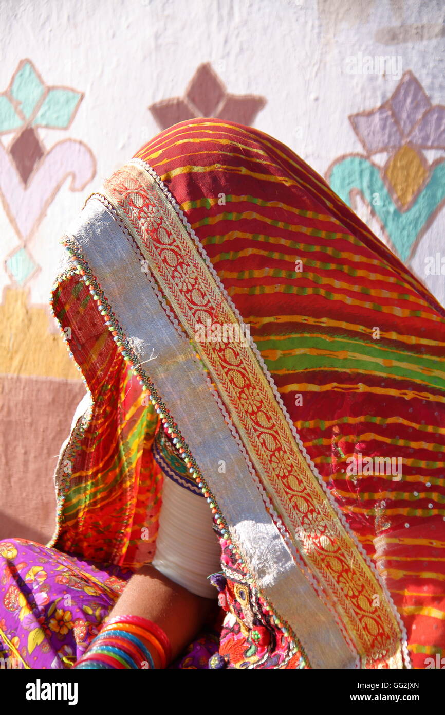 Indianerin vor ihrem Haus (Bhunga) in einem Dorf in der Nähe von Bhuj, Gujarat, Indien Stockfoto