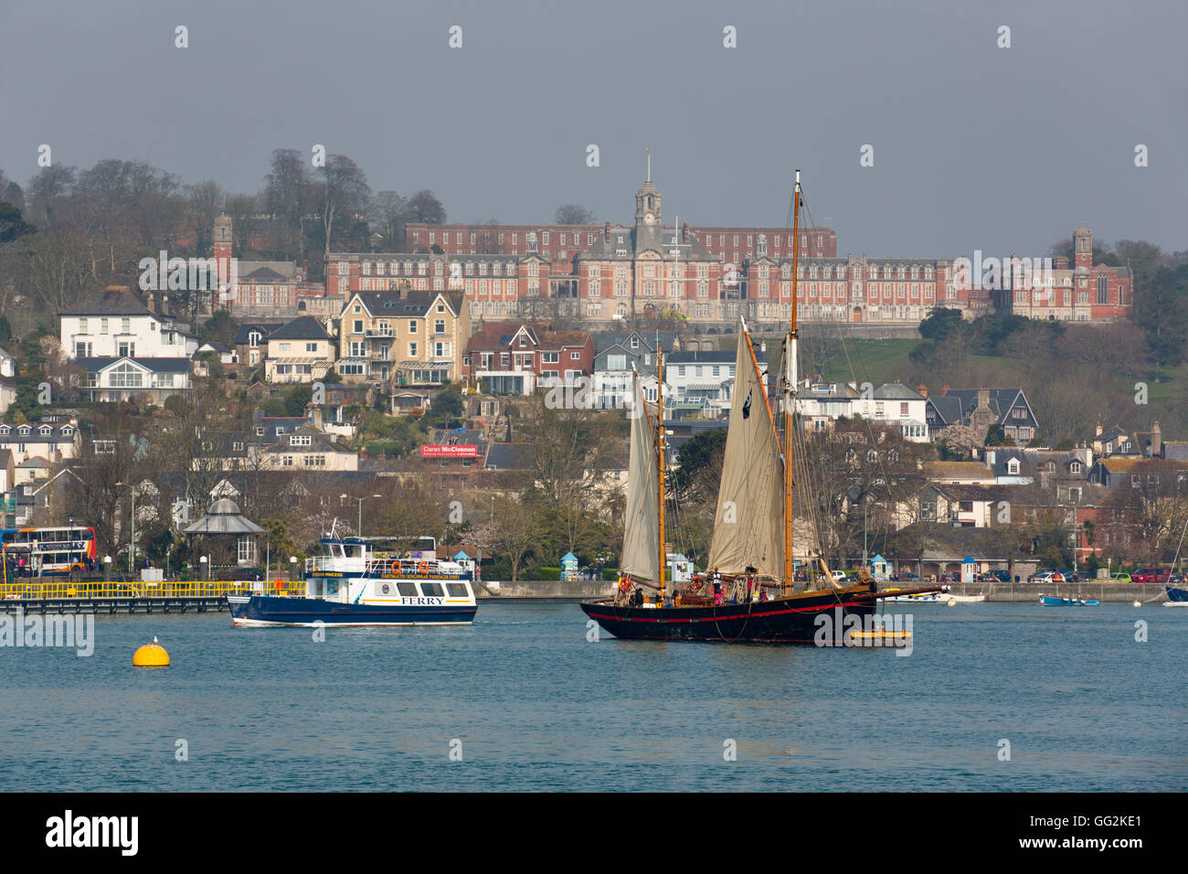 Dartmouth; Schiffe auf dem Fluss; Hochschule darüber hinaus; Devon; UK Stockfoto