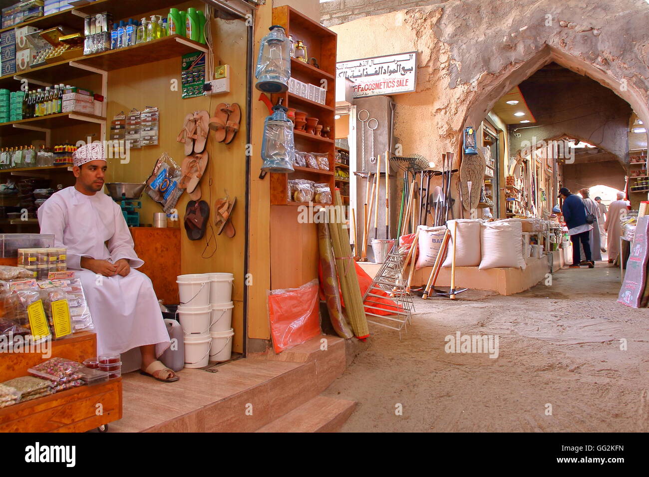 Im Inneren der Souk in Nizwa Altstadt, westlichen Hajar, Oman ein omanischer Mann traditionell gekleidet Stockfoto