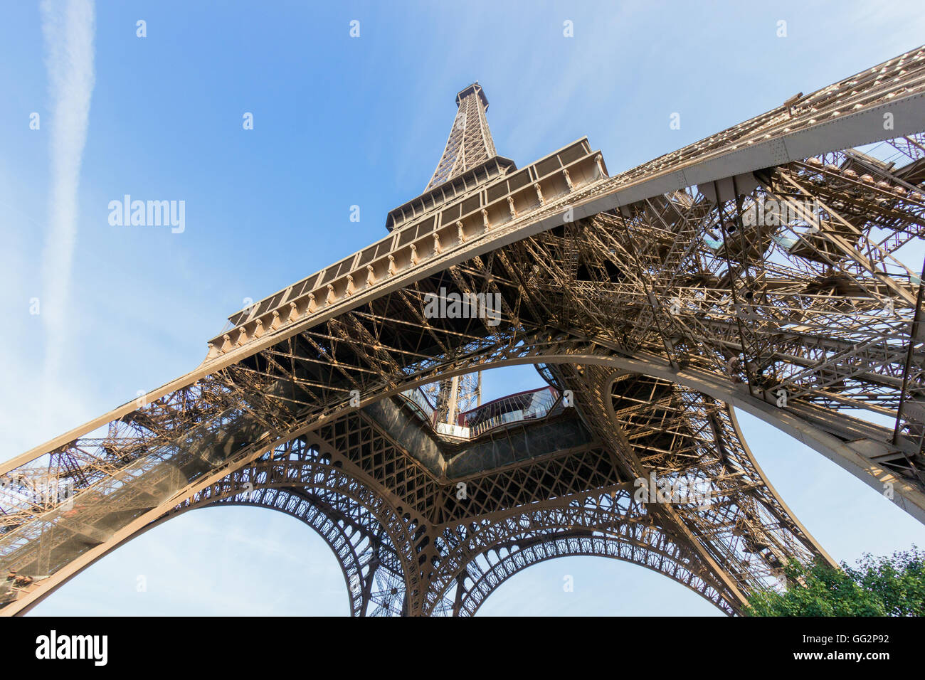 Der Eiffelturm in Paris, von unten gesehen Stockfoto