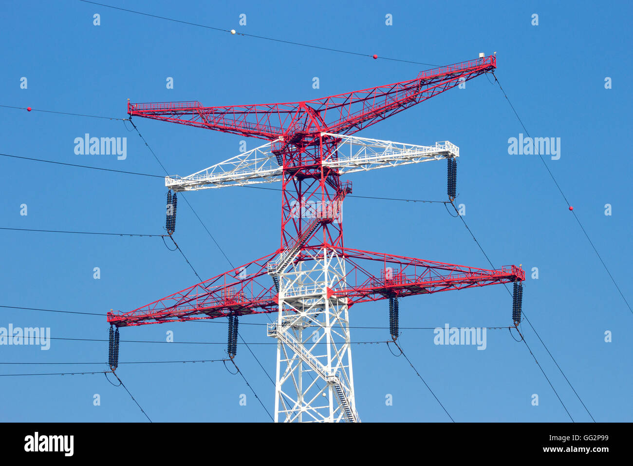 Rot weiße Strom Pole auf einem blauen Himmel Stockfoto