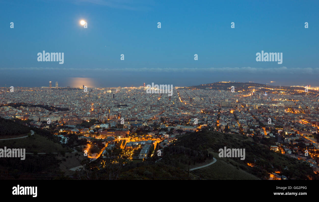 Blick auf die Stadt Barcelona nach Sonnenuntergang Stockfoto