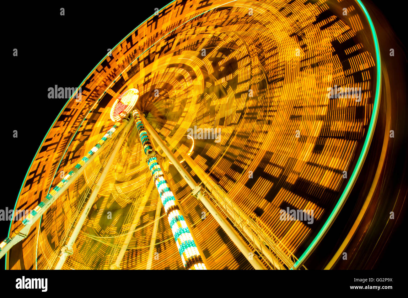 Riesenrad am Festplatz in dunkles Licht Spinnen Stockfoto