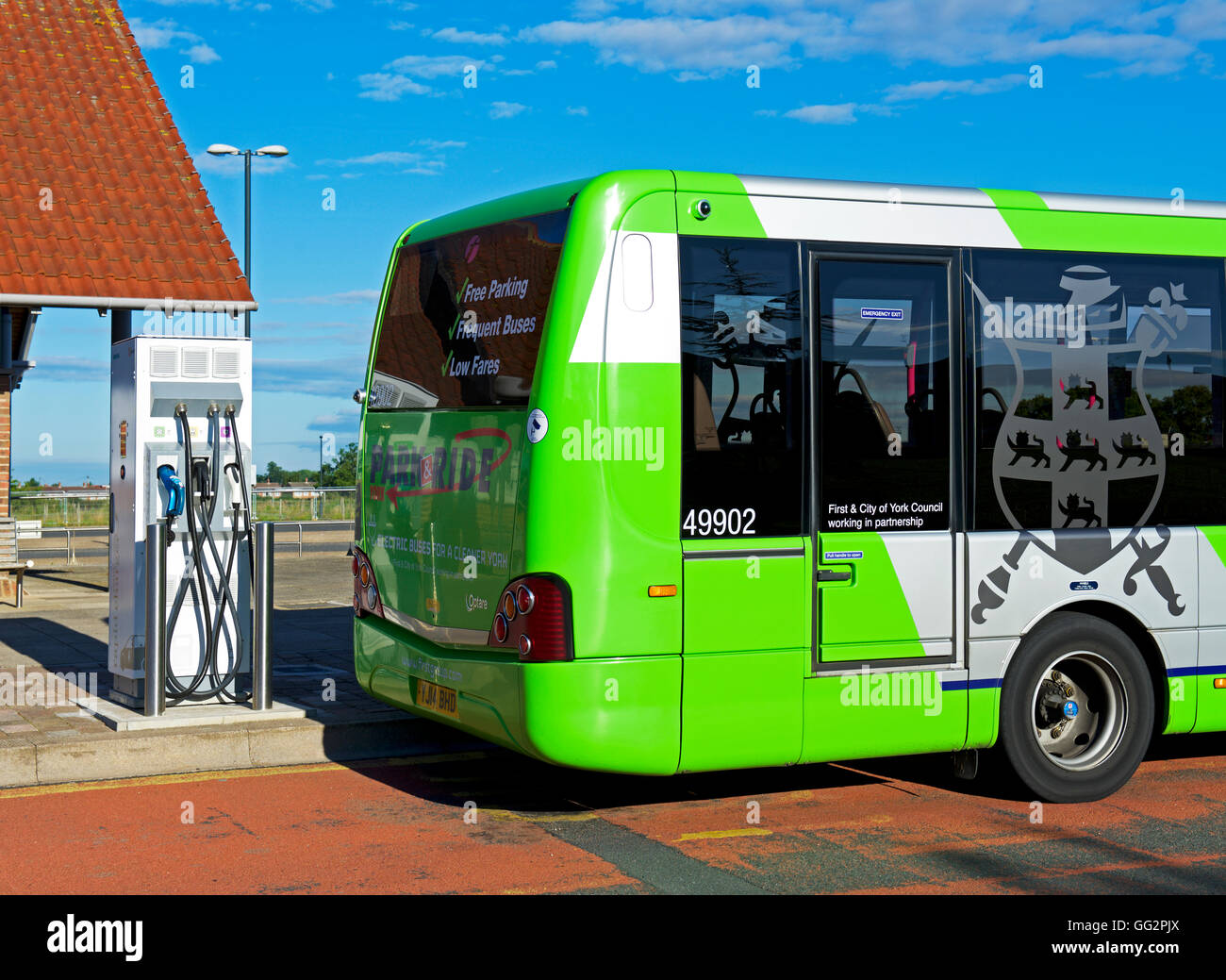 Bus geparkt in Mönche Cross Park & Ride-Anlage, in der Nähe von York, North Yorkshire, England UK Stockfoto