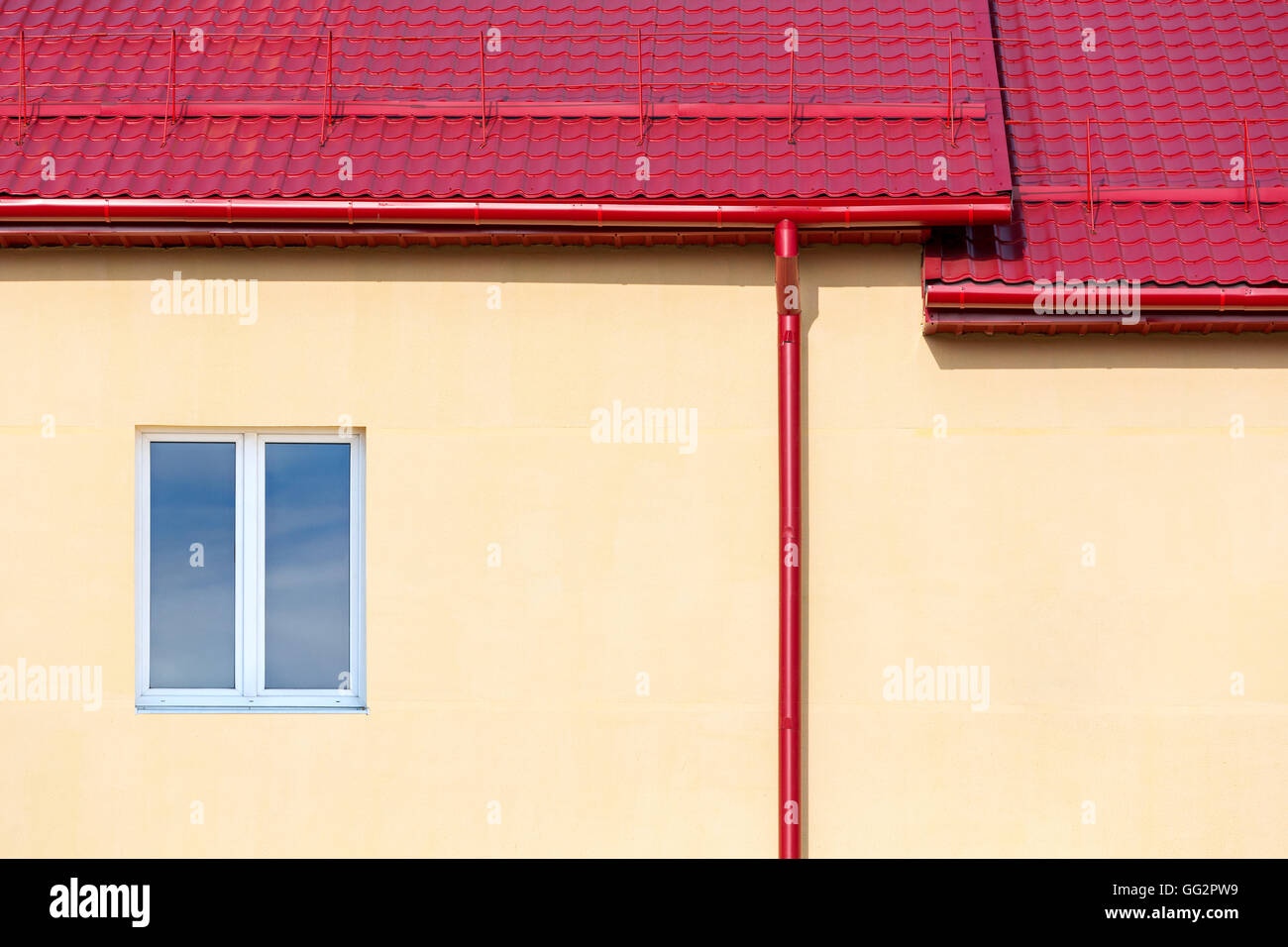 neuen roten Ziegeldach des neuen Hauses mit Dachrinne und Fallrohr Stockfoto