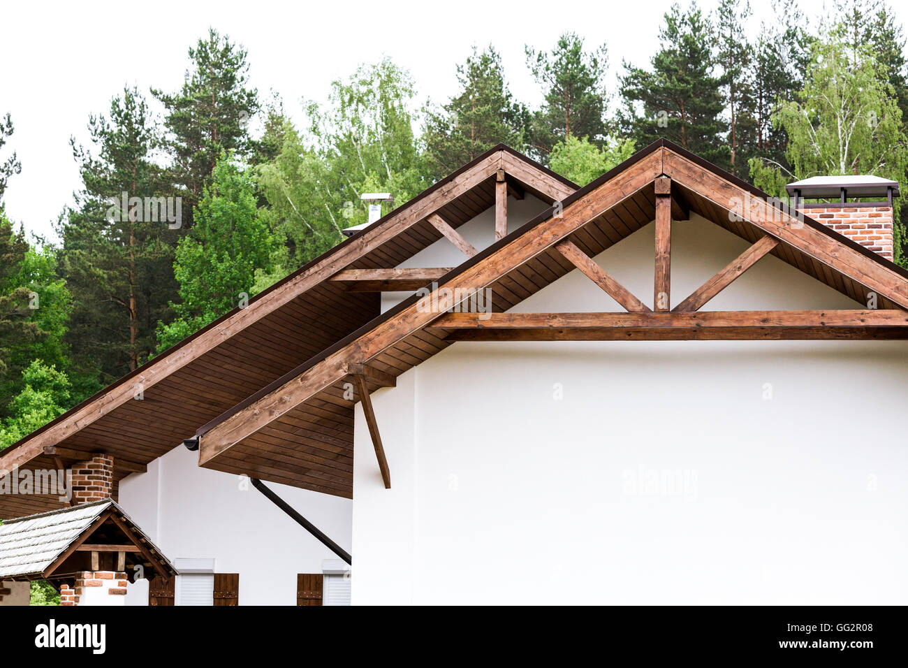 Giebel des neuen Hauses mit Dachsparren und gemauerten Schornstein Stockfoto