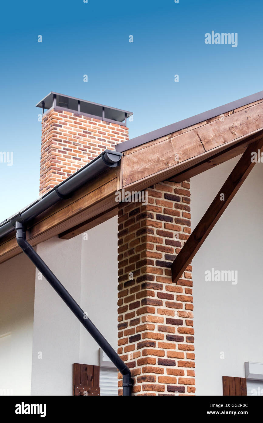 Architektonische Details eines Wohnhauses: Dach, Regenrinne, Schornstein Stockfoto