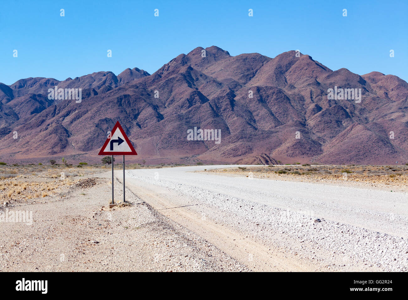 Namibia-rechts abbiegen auf einer Straße vor Bergen. Stockfoto