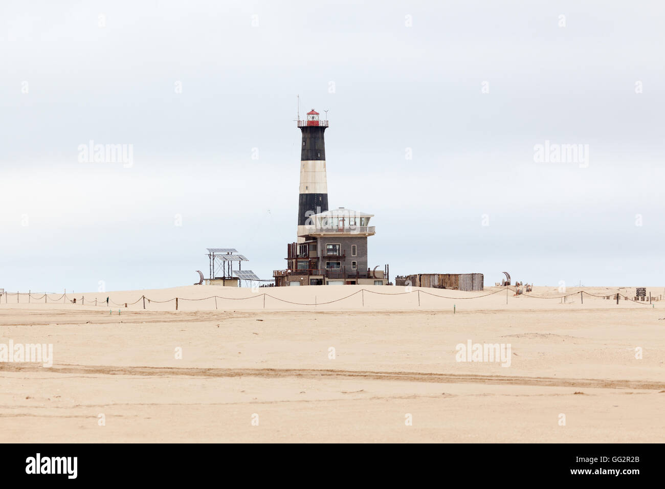 Leuchtturm und Pelican Point Lodge, Pelican Point, Walvis Bay, Namibia Stockfoto