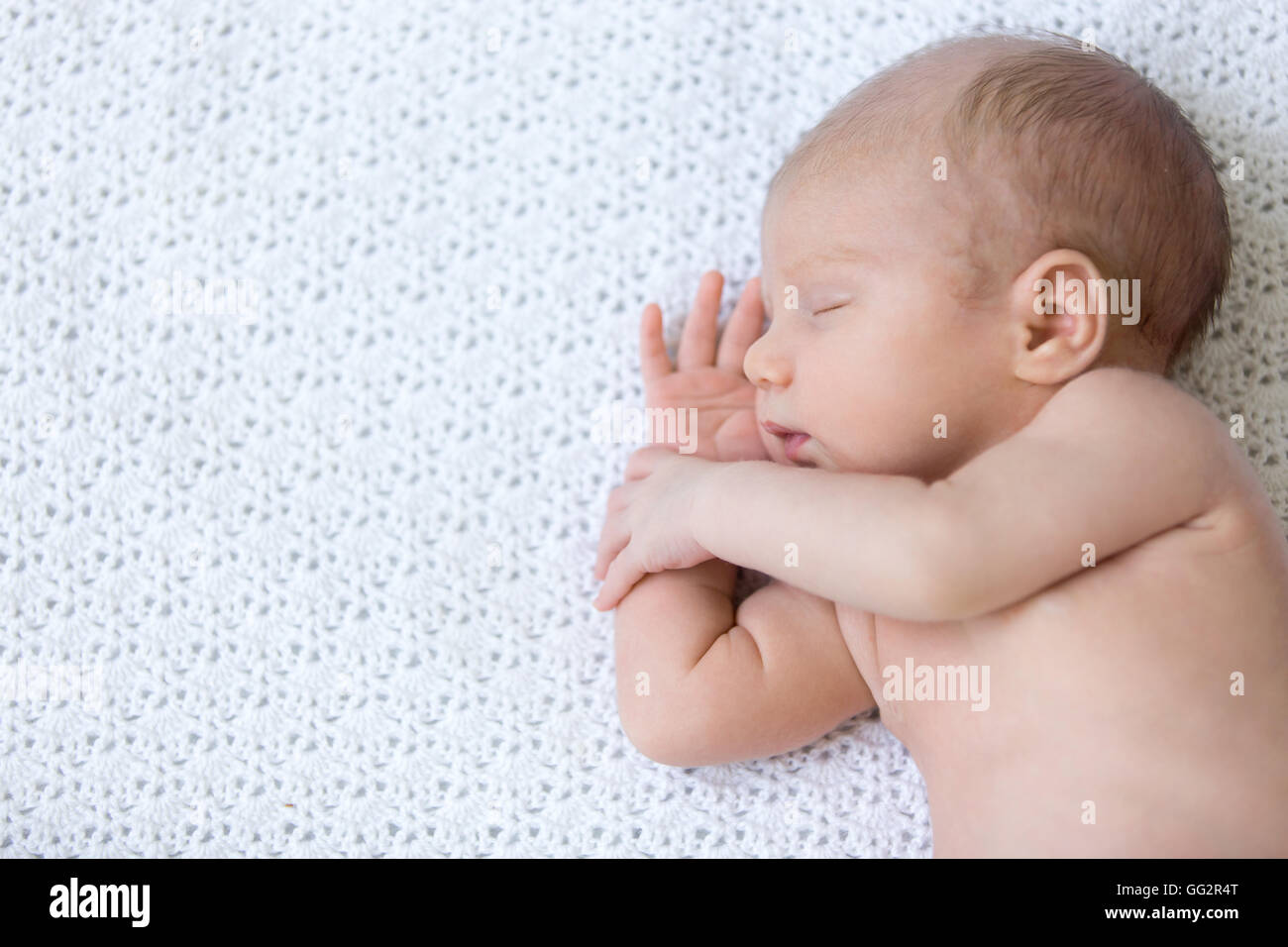 Porträt des jungen lustige neugeborenen Baby Nickerchen auf weiße gestrickte Decke. Süße kaukasische Neugeborene schlafen. Gesunden einen Monat Stockfoto