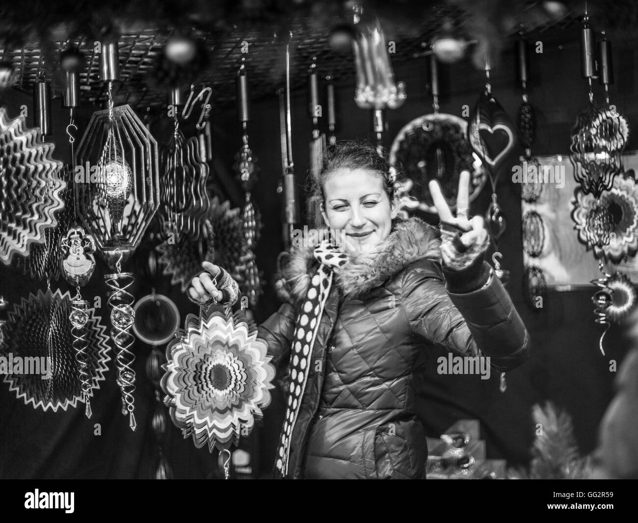 Weihnachten-Marktstände in Manchester-Frau verkaufen Wind Reize Stockfoto