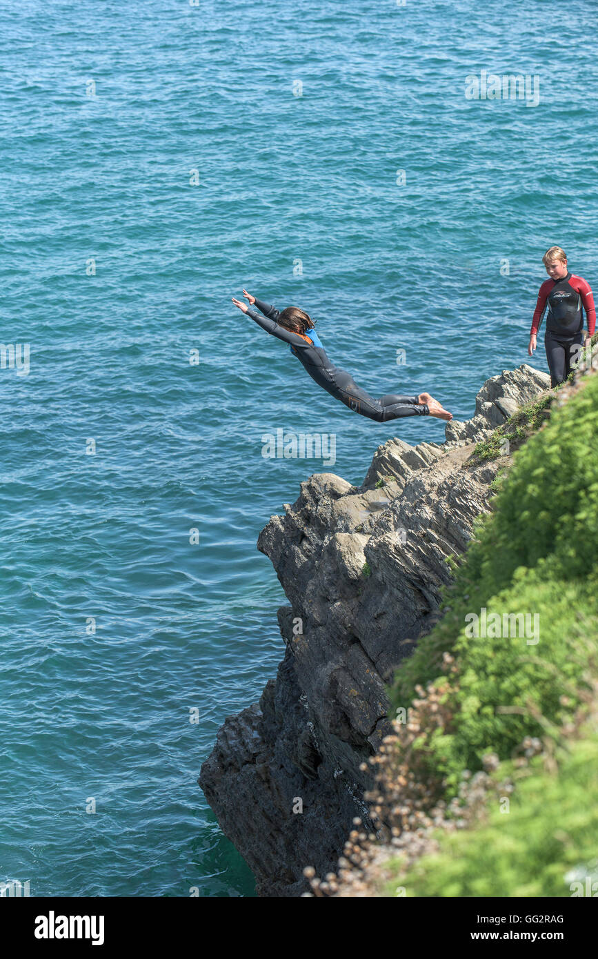 Jugendliche dieser Art der Kennzeichnung von Klippen in Newquay, Cornwall. Stockfoto