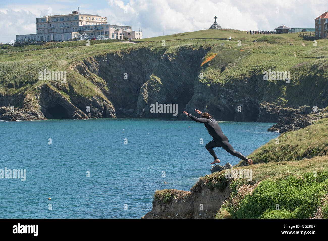 Ein Urlauber dieser Art der Kennzeichnung von Klippen in Newquay, Cornwall. Stockfoto