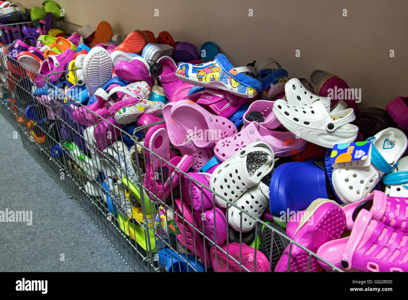 Haufen von Flip Flops und Sandalen im Shop. Haufen Hausschuhe Angebot Billige Store. Stockfoto