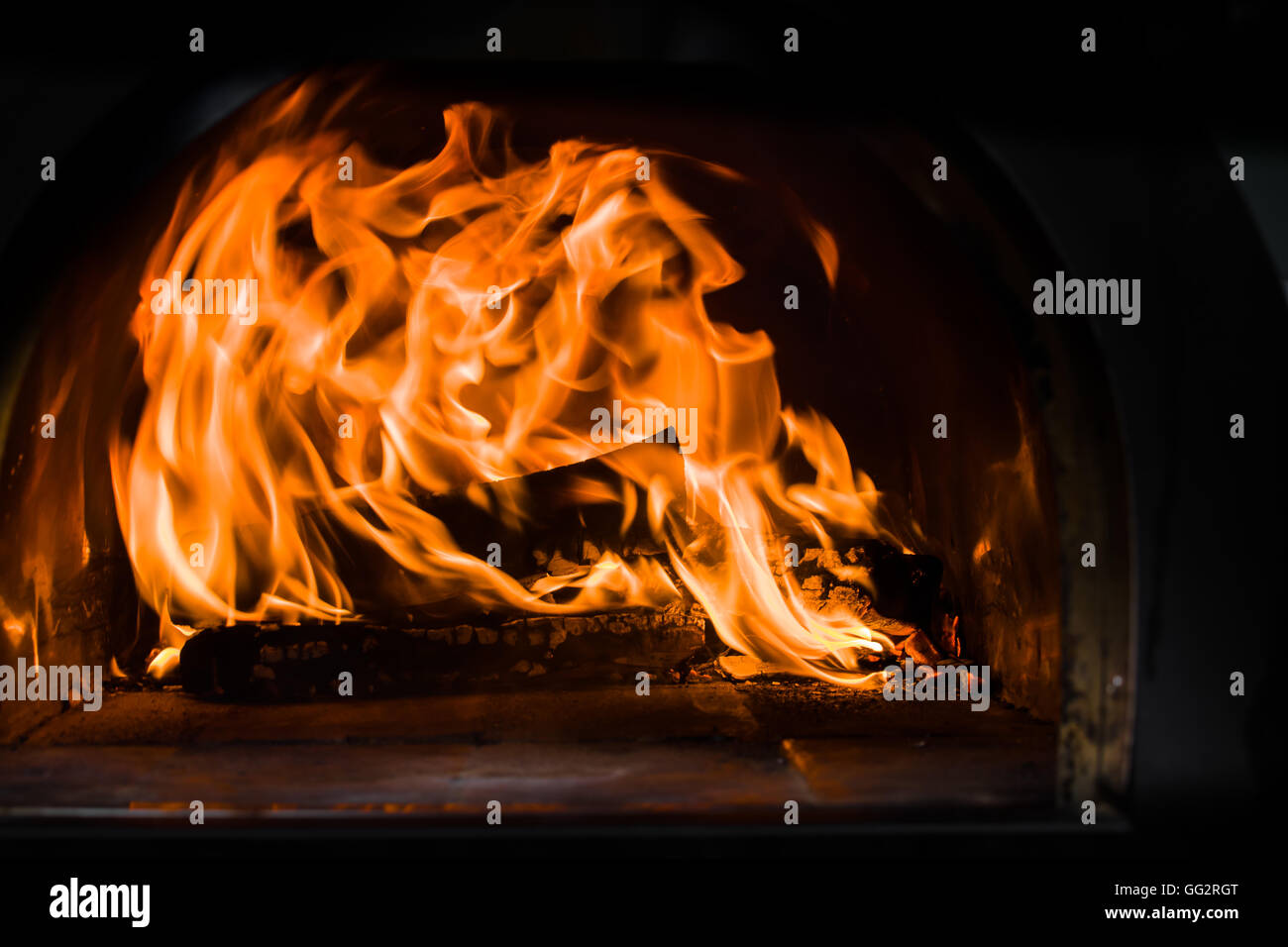 Feuer, Hitze und Wärme aus Protokollen in einem Holzofen. Stockfoto