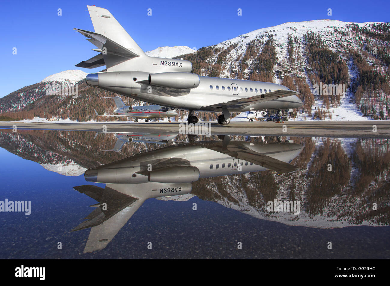 schöne Reflexion dieser F900 am Engadin Airport in Samedan/Schweiz 22.02.2016 Stockfoto