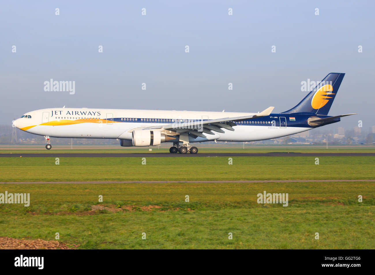 Amsterdam/Niederlande 9. April 2016: Airbus A330 von der Besteuerung von Jet Airways am Flughafen Amsterdam Stockfoto