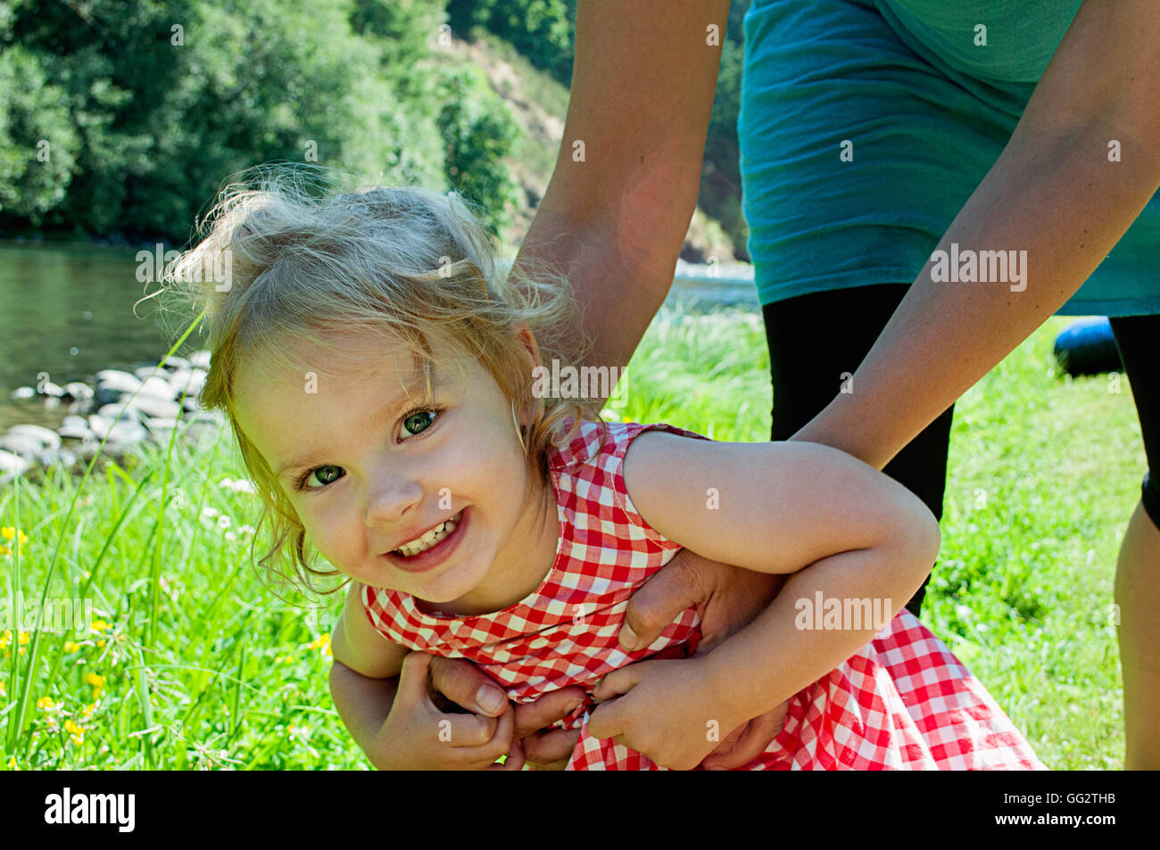 Ein 2 Jahre altes Mädchen spielen mit ihrer Mutter in der Nähe von North Fork des Flusses Santiam. Stockfoto