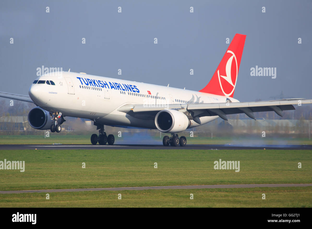 Amsterdam/Niederlande 9. April 2016: Airbus A330 aus dem türkischen landet auf dem Flughafen Amsterdam Stockfoto
