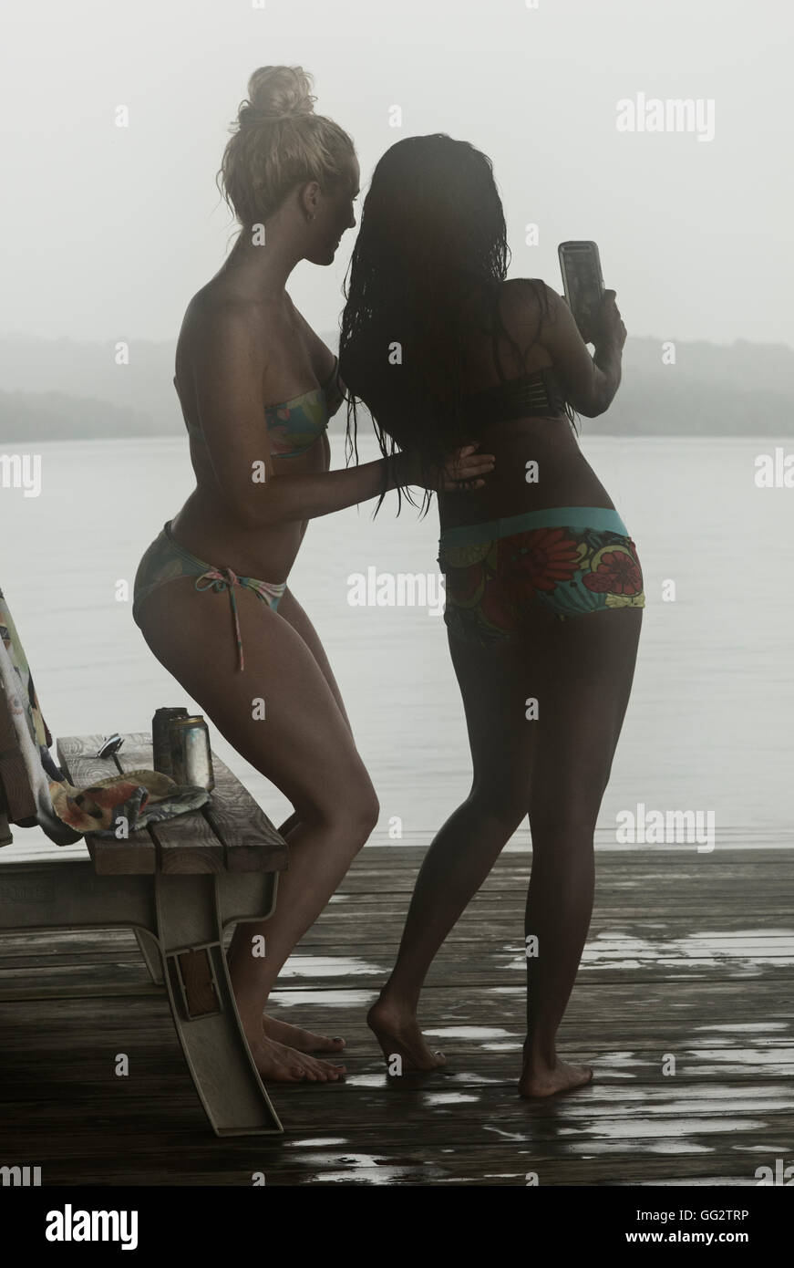 Zwei 20 junge Frauen nehmen einen selfie auf einem Dock am Table Rock Lake Mo. USA Stockfoto