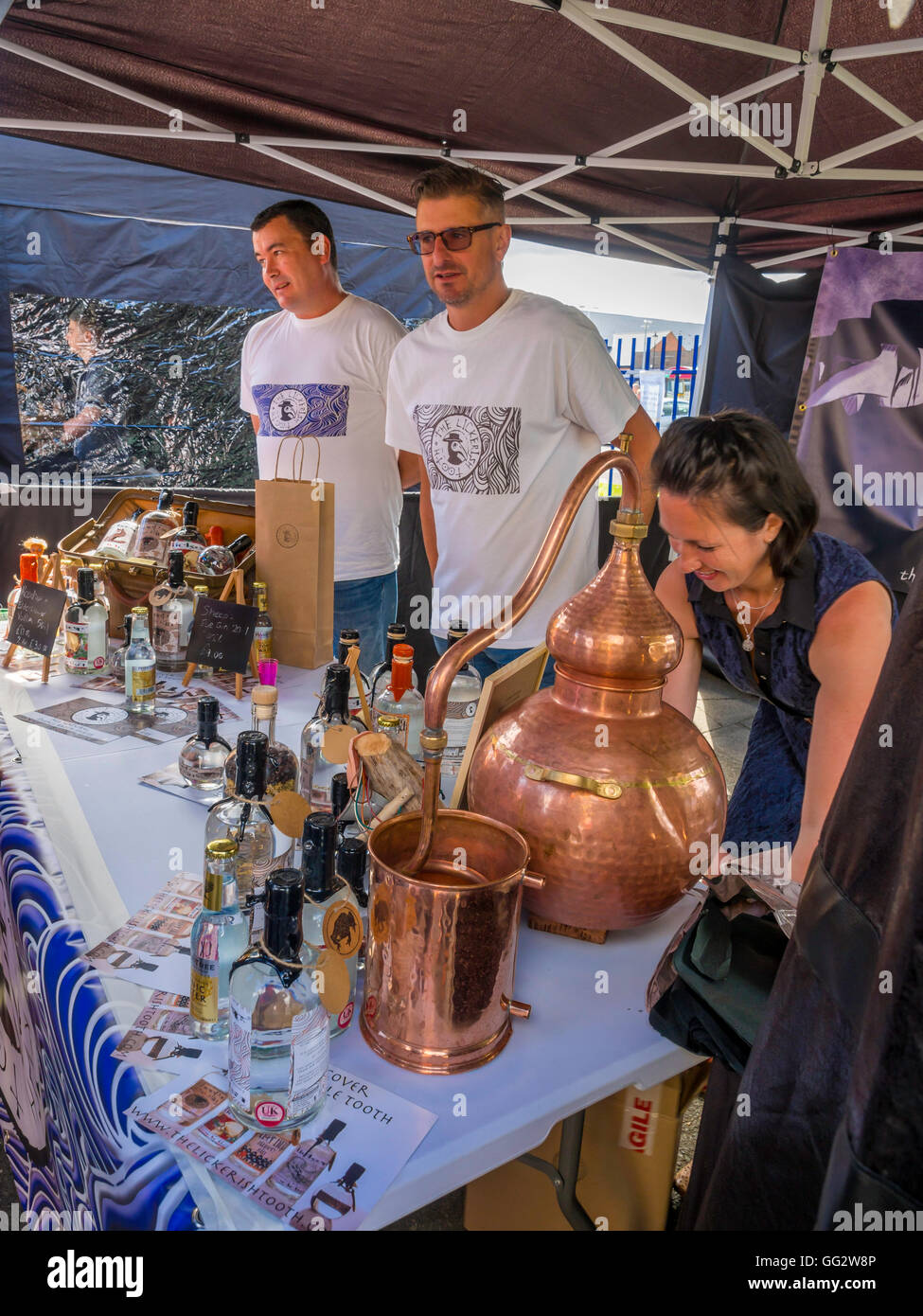 Der Lickerish Zahn lokales Kunsthandwerk Brennerei Herstellung und Verkauf von vielen Geschmacksrichtungen Gin und Wodka jährliche Saltburn Food Festival Stockfoto