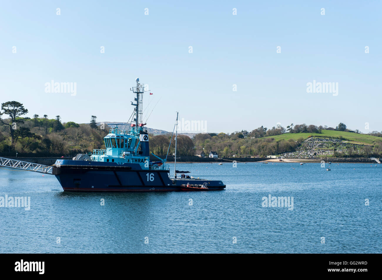 Bantry Ölterminal Schlepper "Thrax" ankern in Bantry Harbour, West Cork, Irland. Stockfoto