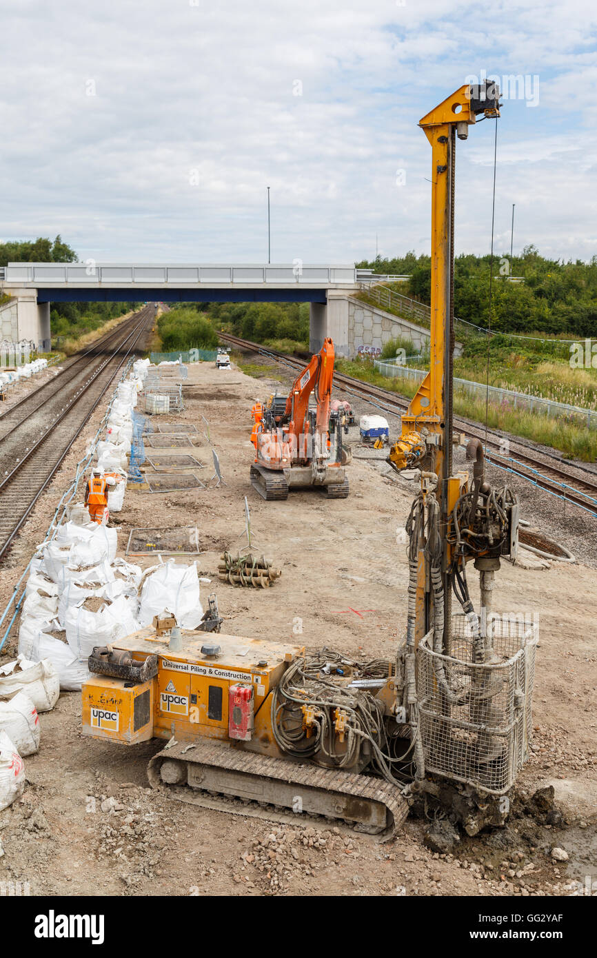 Bauarbeiter, und Stapel Bohrmaschine, vor Ort neben einem Abschnitt der Bahnstrecke. In der Firma Ilkeston, Derbyshire, England. Stockfoto