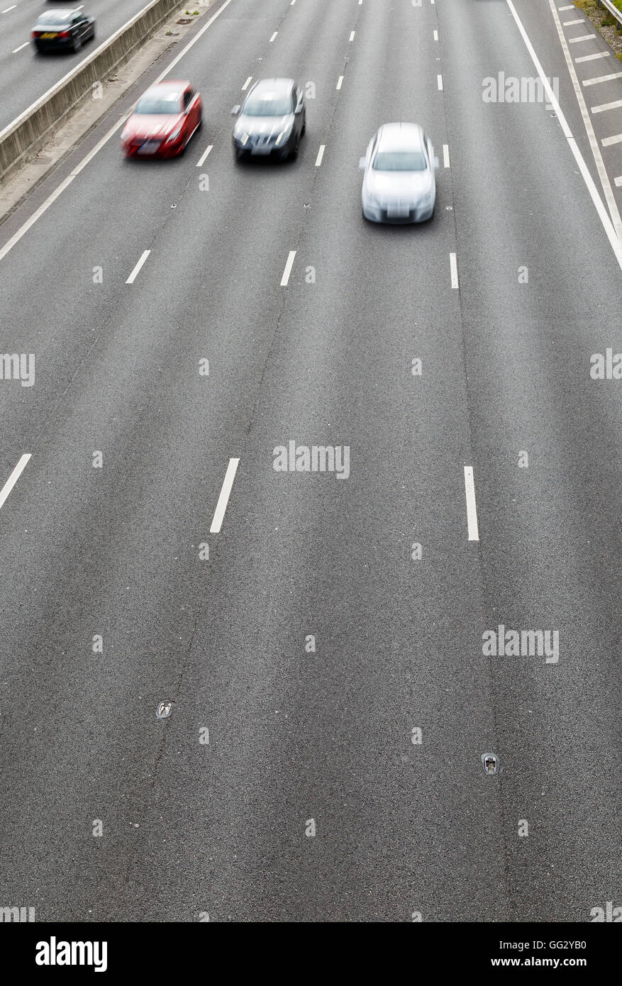 Verschiedene Fahrzeuge auf der 4-spurigen Abschnitt der Autobahn M1, Richtung Süden. Stockfoto