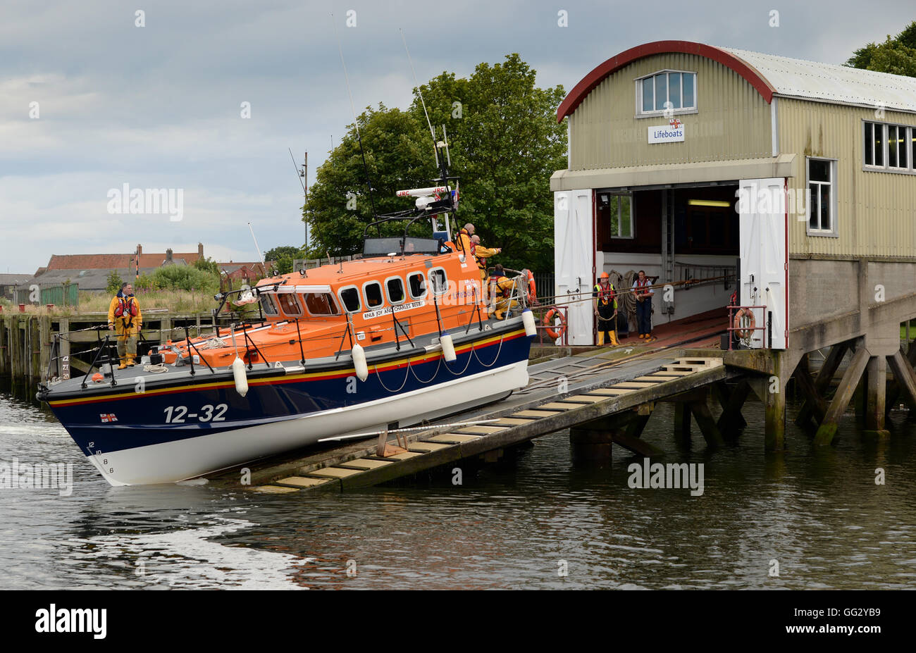 Erholt sich ein Mersey Klasse Rettungsboot von Berwick Lifeboat Station in der Mündung des Flusses Tweed, Stockfoto