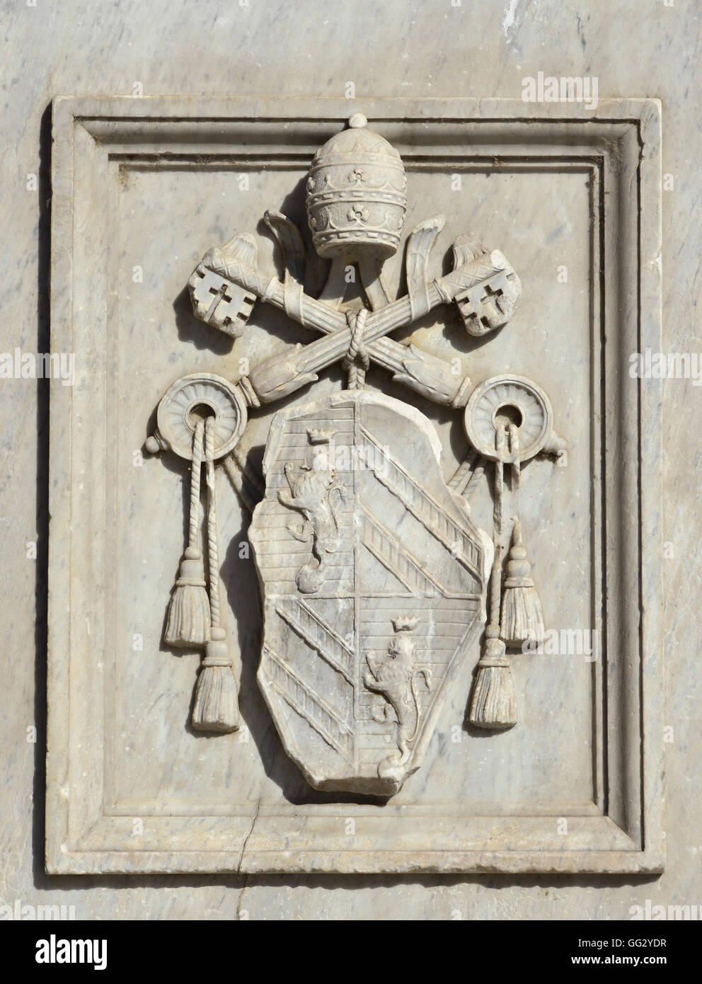 Linderung von Papst Pius IX-Emblem auf einem Denkmal im Tiberinsel (Rom) errichtet und im Jahre 1869 von Bildhauer Jacometti gemacht Stockfoto