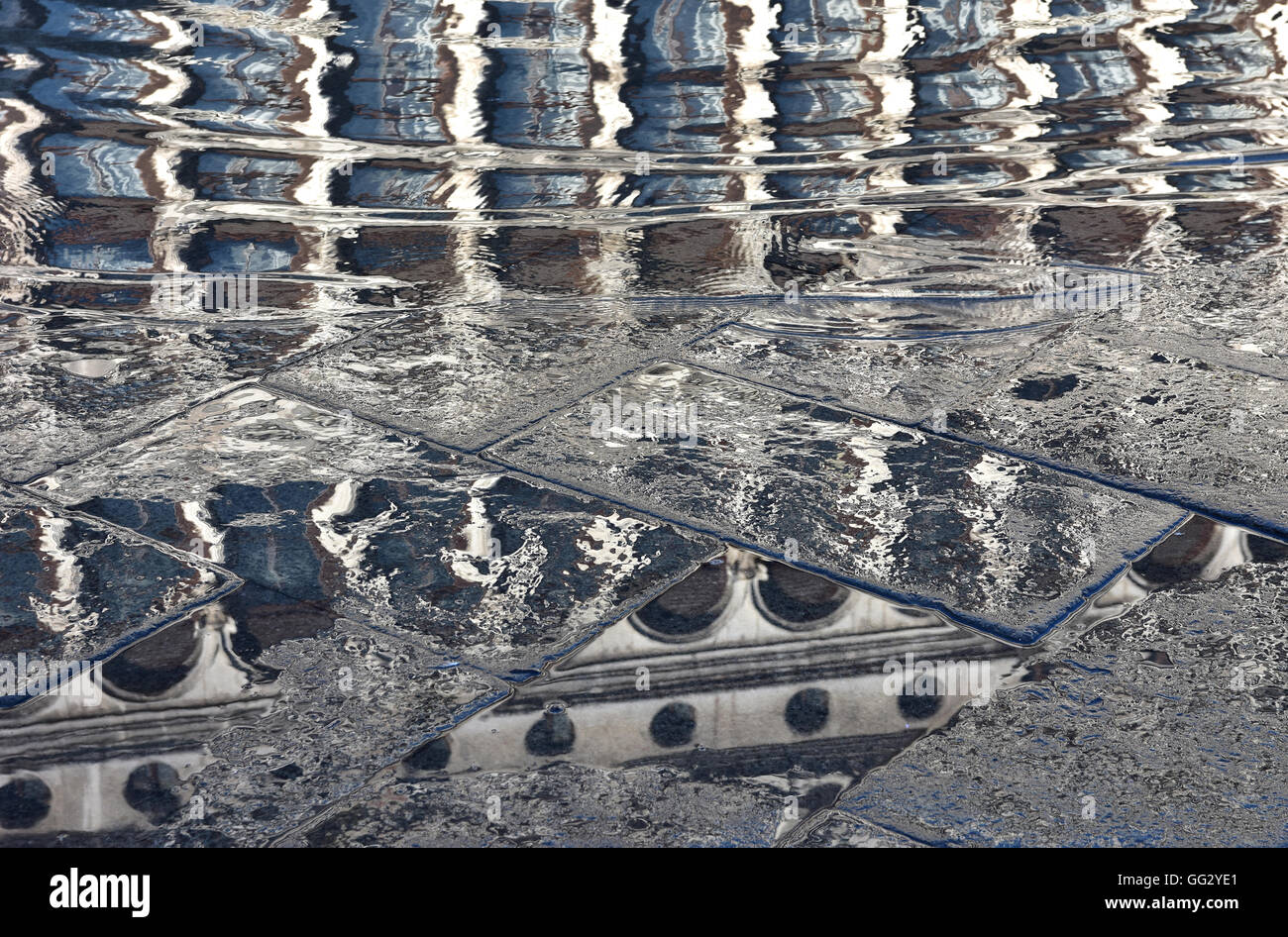 Reflexion der Procuratie Vecchie in Saint Markusplatz während "Acqua Alta" (Venedig High Tide) Stockfoto