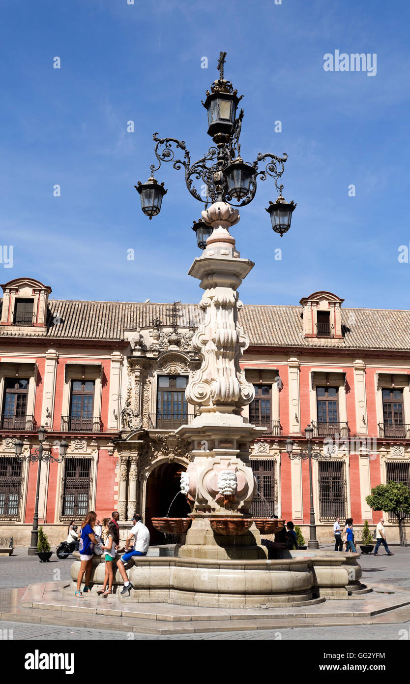 Touristen von den herrlichen Brunnen und Lampe an der Plaza Virgen de Los Reyes in Sevilla, Spanien Stockfoto