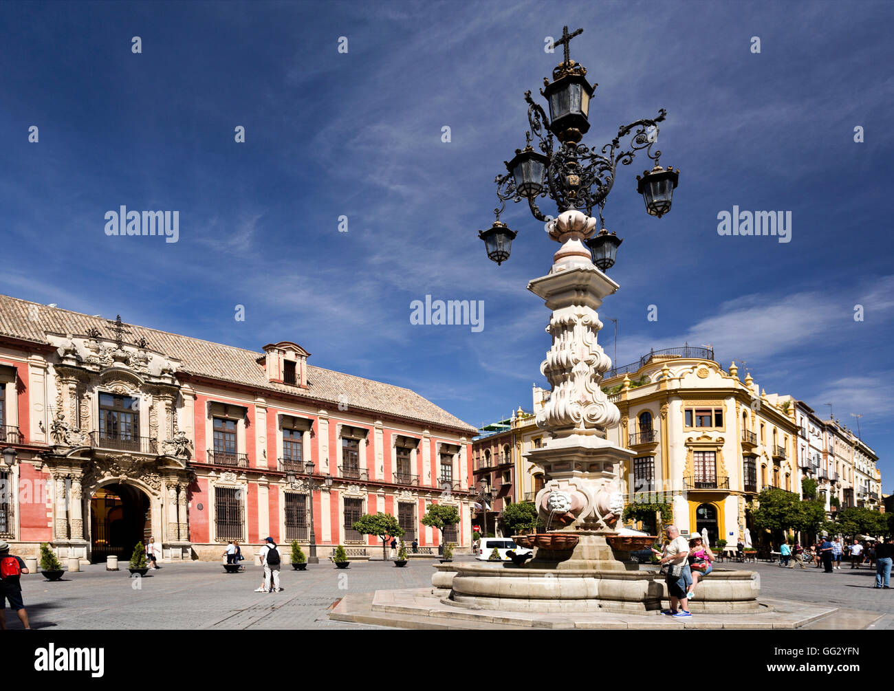 Touristen, die vorbei an der herrlichen Wasser-Brunnen und die Lampe an der Plaza Virgen de Los Reyes in Sevilla, Spanien Stockfoto