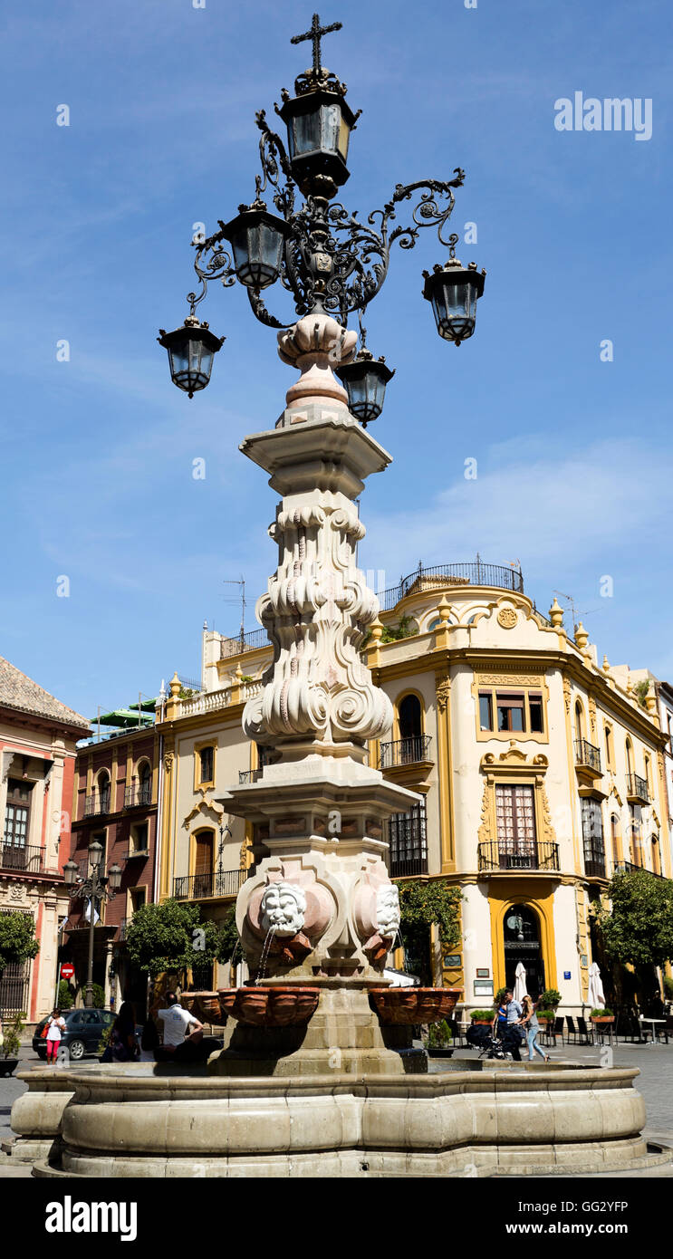 Detail des prachtvollen Springbrunnens auf der Plaza Virgen de Los Reyes in Sevilla, Spanien Stockfoto
