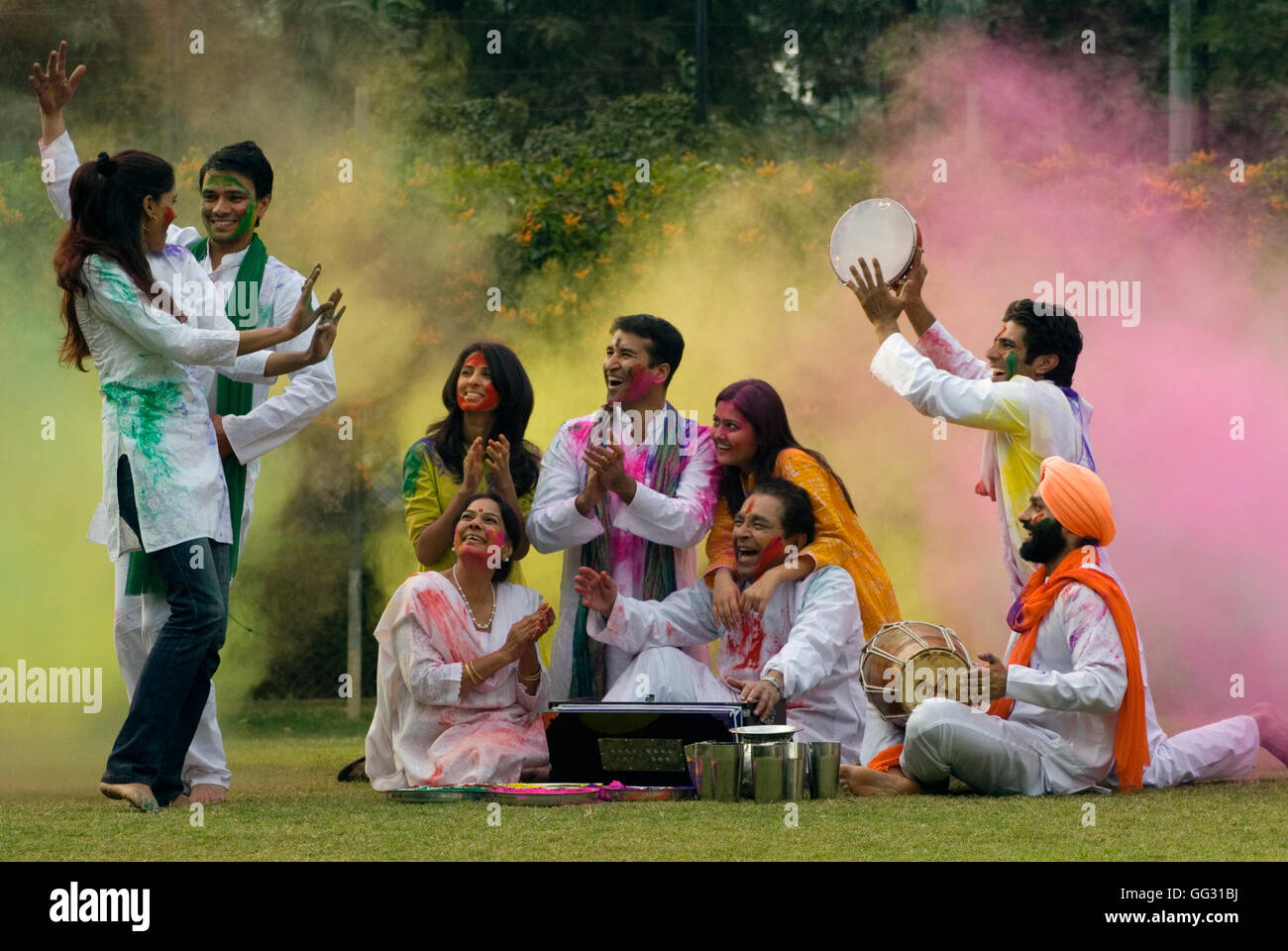 Familie feiern Holi Stockfoto