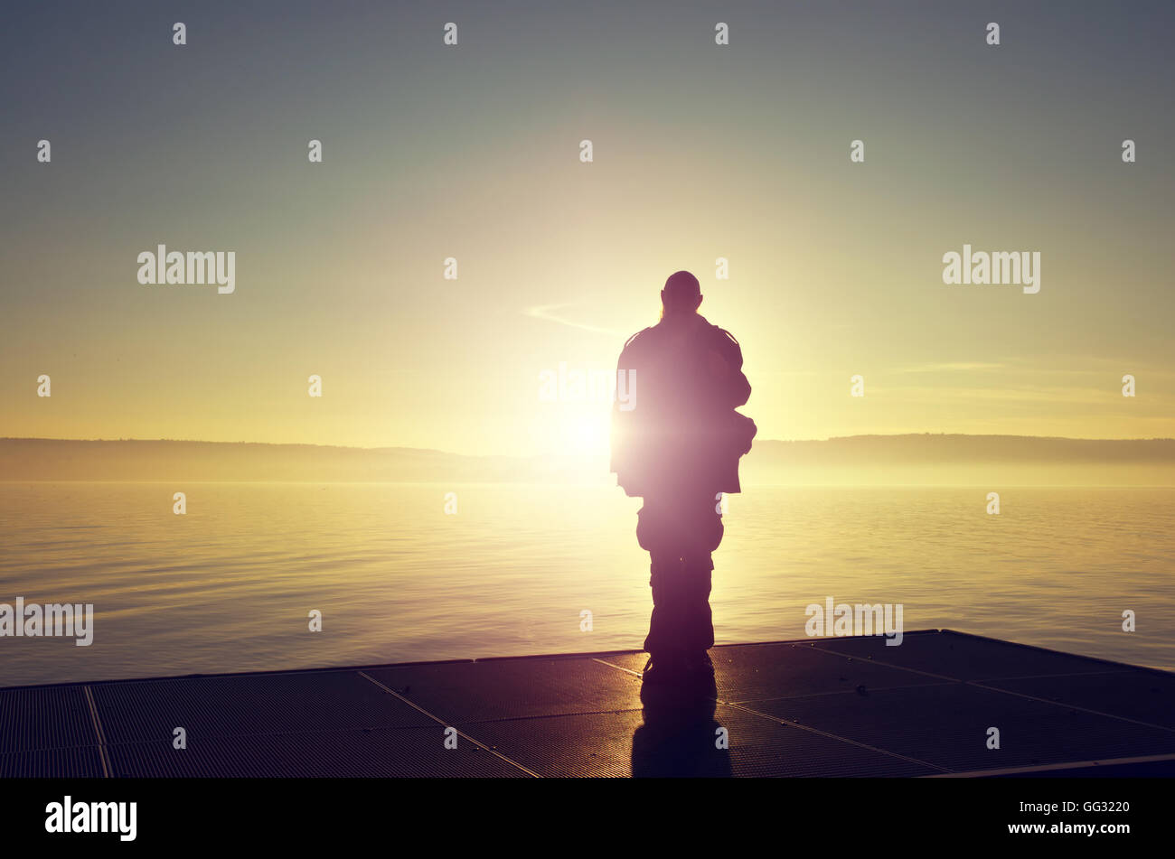 Alter Mann gegen die untergehende Sonne am Bodensee / Bodensee Stockfoto