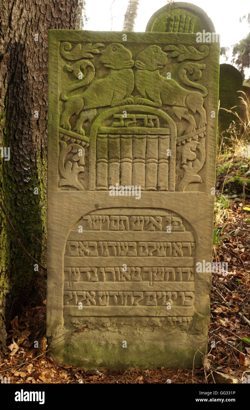 5512---Vatra Dornei, Rumänien. Verzierte Grabstein aus dem alten Friedhof aus dem 18. – 19. C. Stockfoto