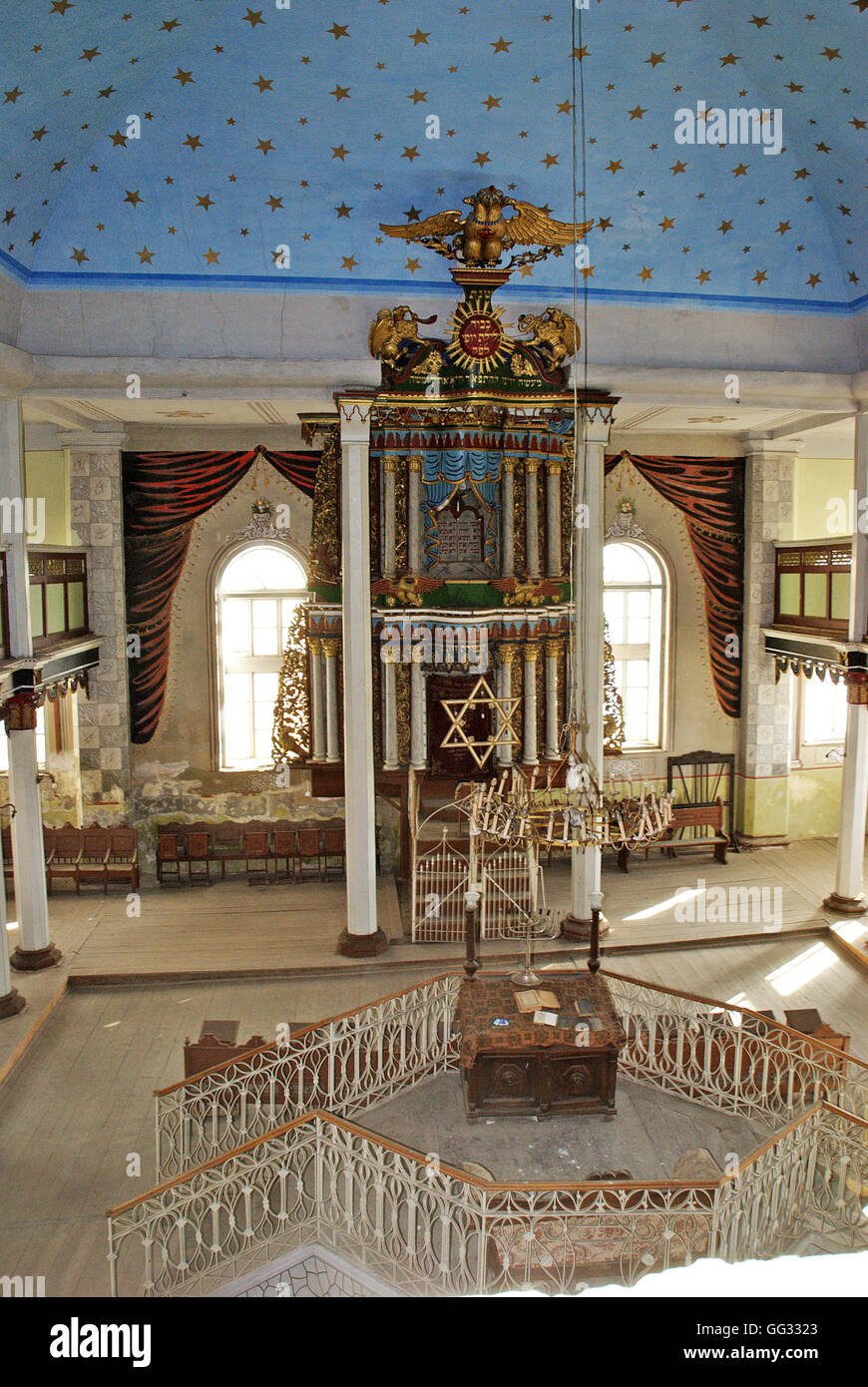 5513. die grosse Synagoge Felticeni, Rumäniens, der großen Arche und Bama Stockfoto