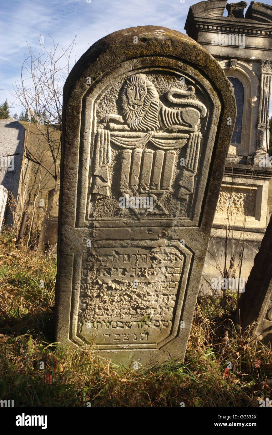 5517. verzierte Grabstein aus dem alten Friedhof, dating 18-19. C. Gura Humorulu, Rumänien Stockfoto