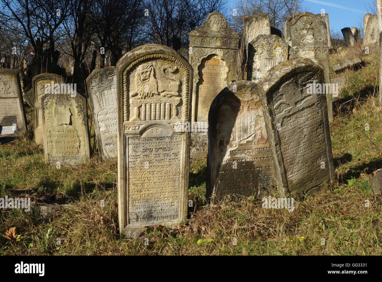 5517. verzierte Grabstein aus dem alten Friedhof, dating 18-19. C. Gura Humorulu, Rumänien Stockfoto