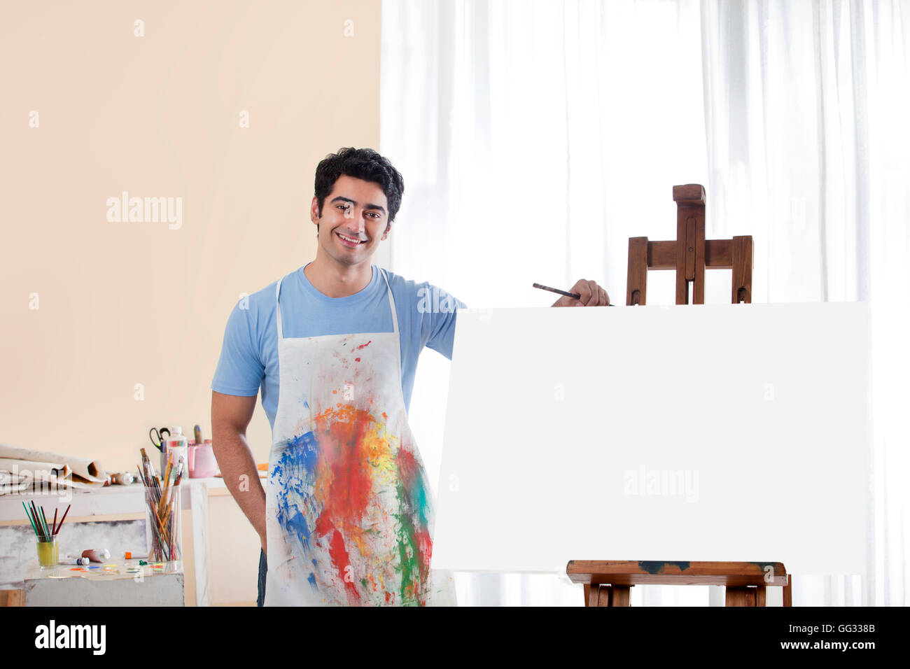 Hübscher junger Mann im Malatelier Stockfoto